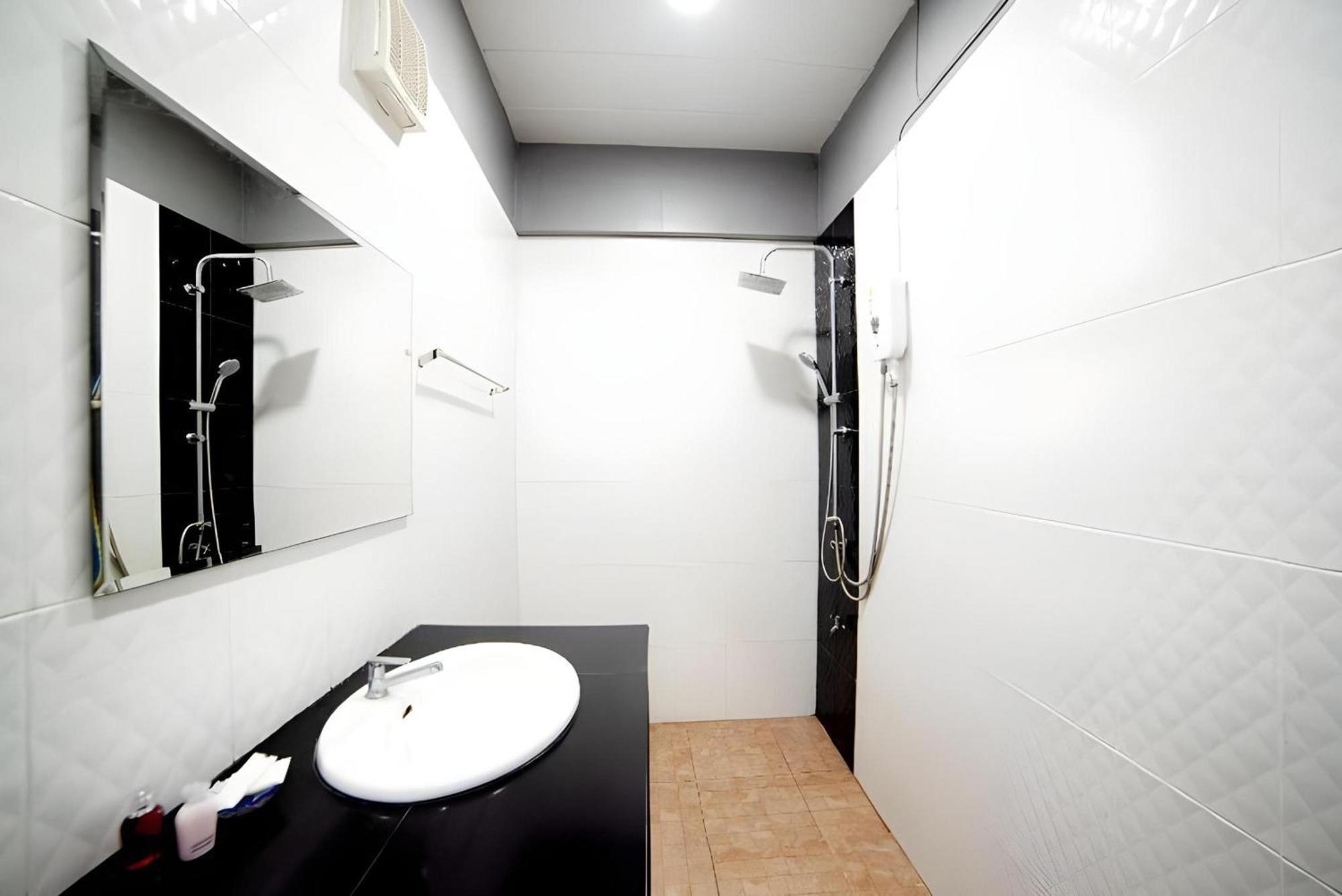 Oyo 465 Krung Kao Traveller Lodge Phra Nakhon Si Ayutthaya Esterno foto